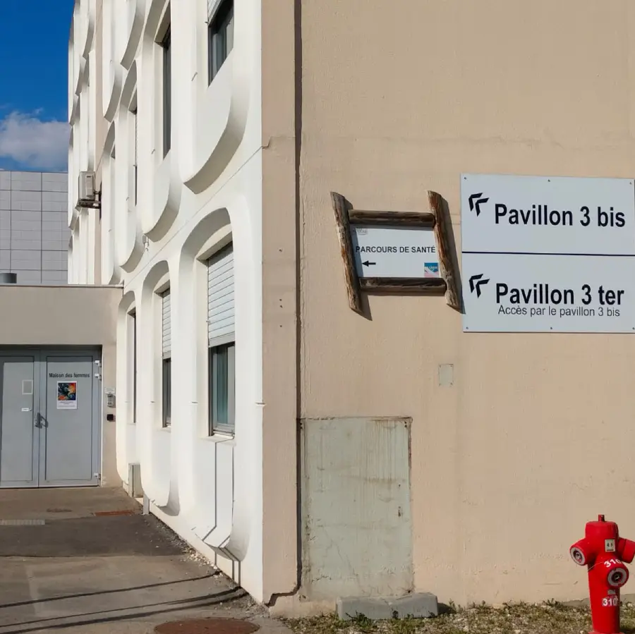 Porte accès à la Maison des femmes du Gard